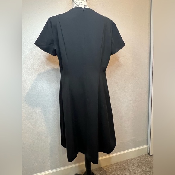 400. Liz Baker Black Shift Sheath Dress Short Sleeve Back V-Neck Knee Length - Picture 5 of 6